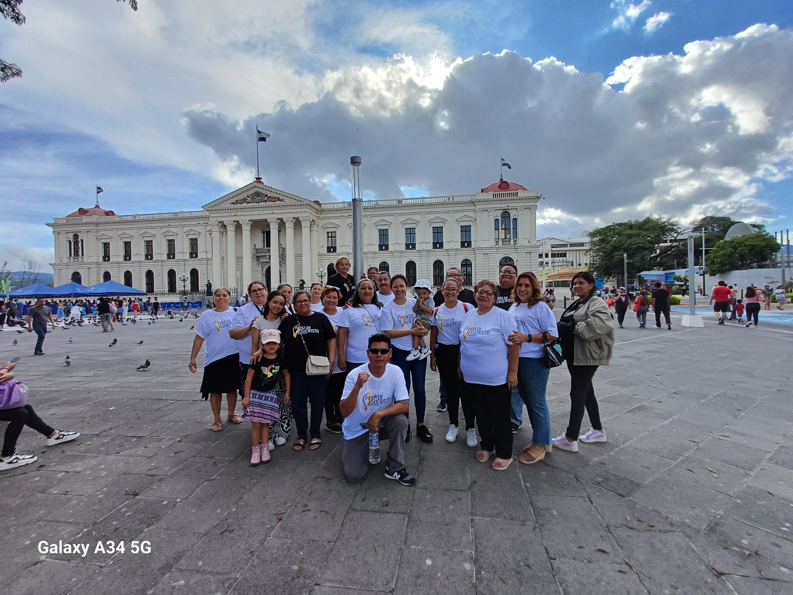 Personas llevando camisetas con el mensaje “Piensa en Jesucristo”, inspirando a otros a acercarse a Él con amor y fe.